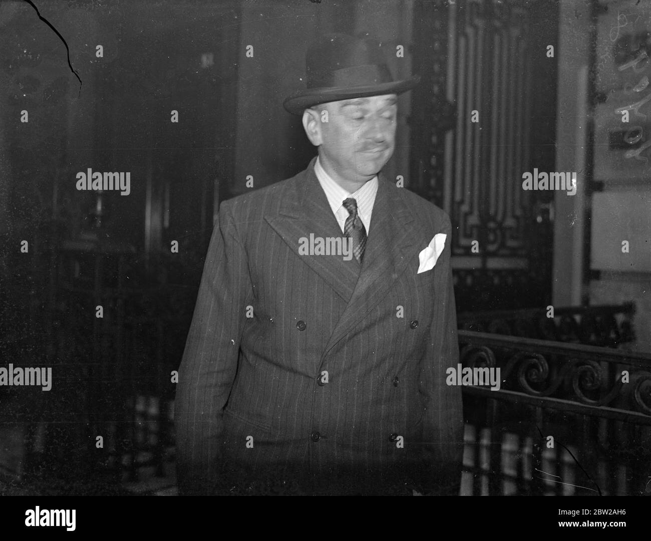 Harley Street surgeon goes to court for resumed hearing of action for alleged negligence. Dr Horace Power Winsbury White, seen here as he left his home in Harley Street today, the Harley Street surgeon, went to the law courts for the resumed hearing of the action in which he is sued for alleged negligence in performing an operation. The plaintiff is Mr Arthur William Morris, a commercial traveller, aged 61, of Goodmayes, Essex, who alleges that after an operation performed on him by Mr Winsbury White a training shoe was left in his body for four months and that his health was ruined. 2 Novembe Stock Photo