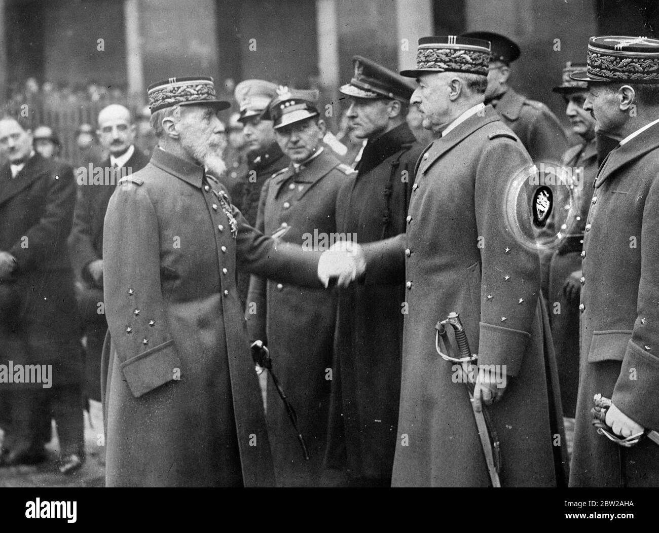 General Gouraud hands over military Governorship of Paris to his successor. After 50 years of service in the French Army, Gen Henry Gouraud, Military Governor of Paris, has retired, having reached the age limit. General Gouraud took part in a farewell ceremony in the courtyard of the Invalides, his headquarters during the long period, he commanded the armed forces in and around Paris, when he handed over his post to his successor, General Billotte. General Gouraud lost his arm on 30 June 1915, when visiting wounded men. Altogether he was wounded five times. Photos show, General Gouraud , shaki Stock Photo