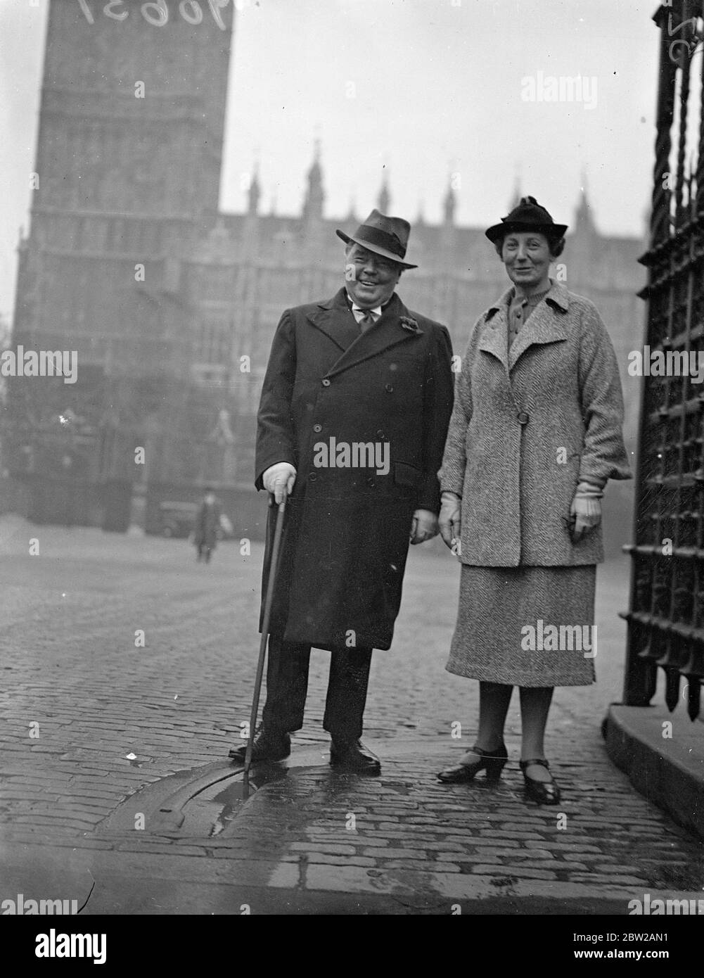 MPs who arrived first, for reopening of Parliament. MPs arrived early at the House of Commons for the reopening of Parliament by the King. Photo shows, Miss Florence Horsbrugh (Con , Dundee) and Sir Patrick Hannon (Con, Moseley), the first arrivals at the House of Commons. 26 October 1937. Stock Photo