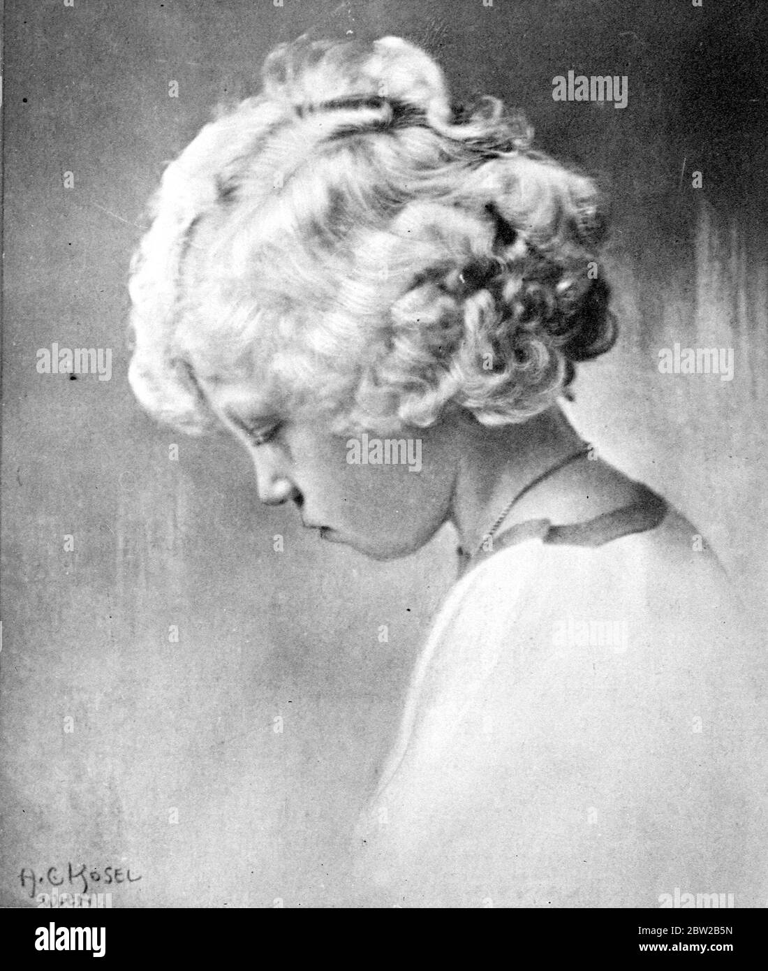 Stolen Royal child: Princess Marie-Gabrielle of Austria [article on front page of Daily Express on 7 November 1932] 7 November 1932 Stock Photo