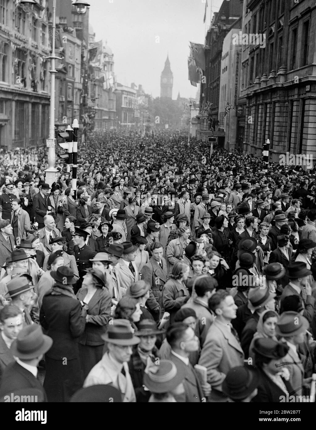 The Royal tour of Canada and the USA by King George VI and Queen Elizabeth , 1939 Crowds in Whitehall , London , waiting to see the King and Queen on their return to Britain . Stock Photo