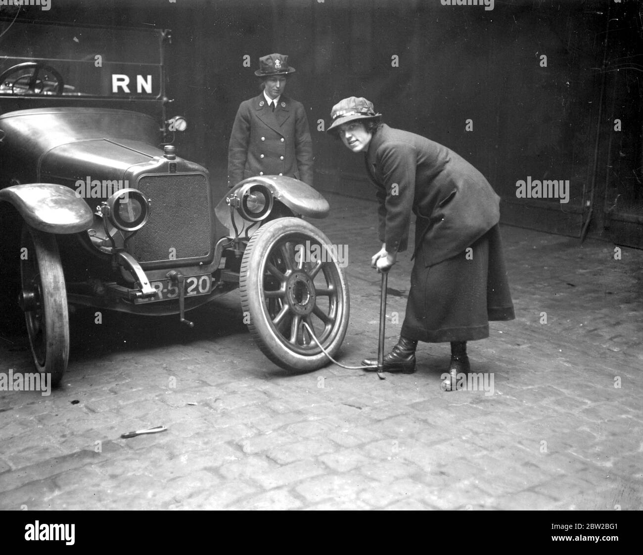 Wrens, Car drivers. April 1918 Stock Photo