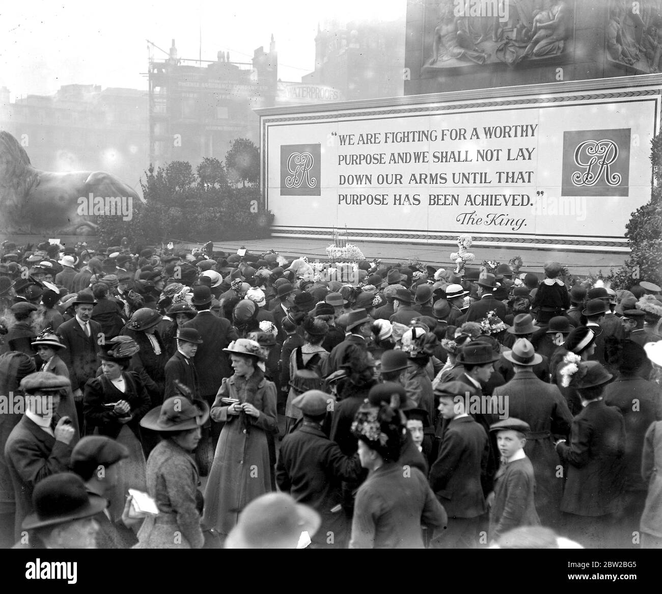 War Notice by The King in Trafalgar Square. We are fighting for a worthy purpose and we shall not lay down our arms until that purpose has been achieved. 1914 Stock Photo