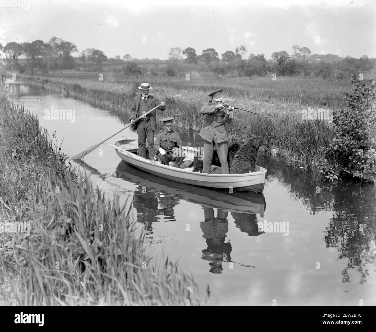 Convalescent soldiers rat shooting Wroxham. 1914-1918 Stock Photo