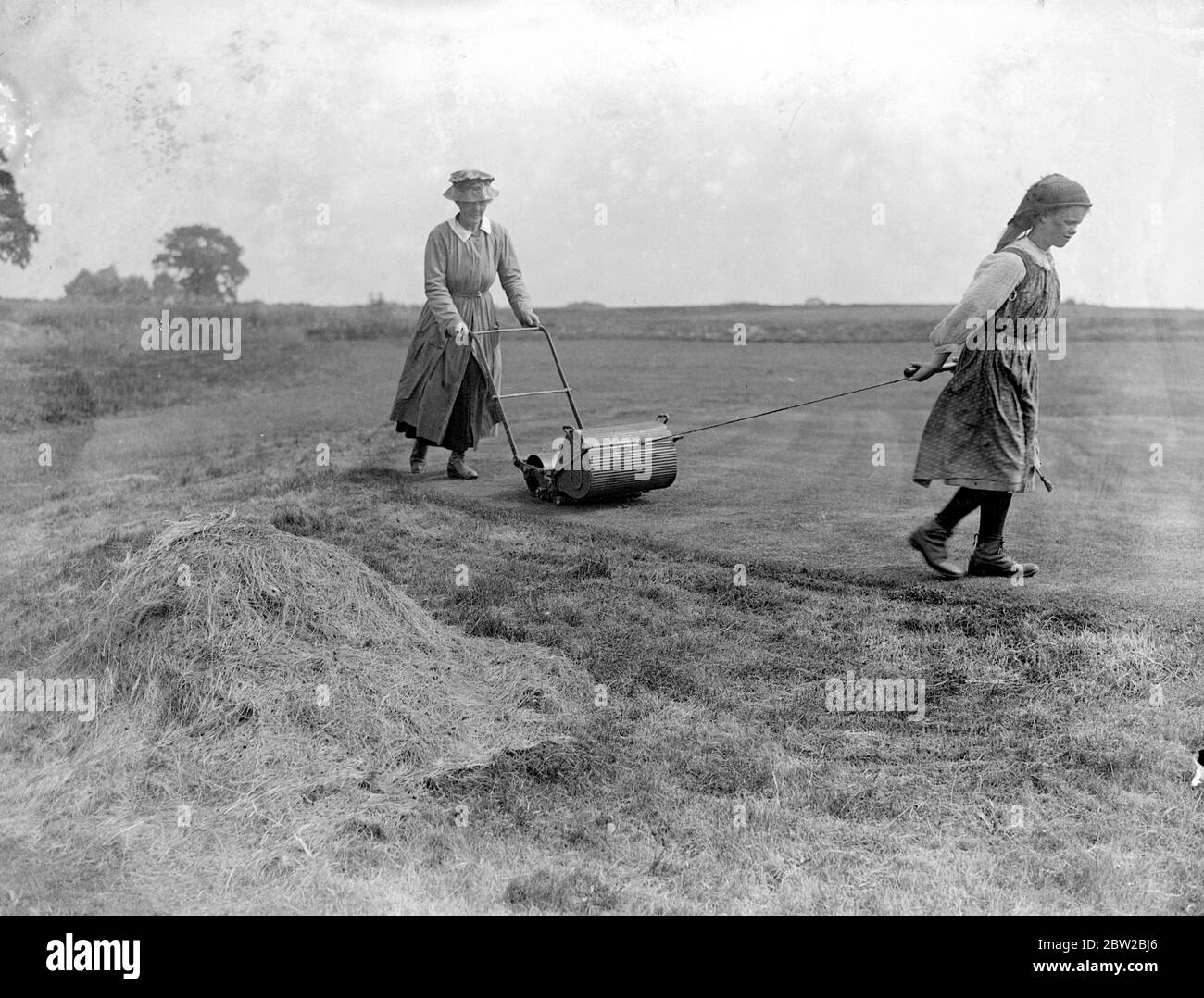 Sandy Lodge Golf Course. A Greenswoman and a girl mowing one of the greens 10 July 1916 Stock Photo