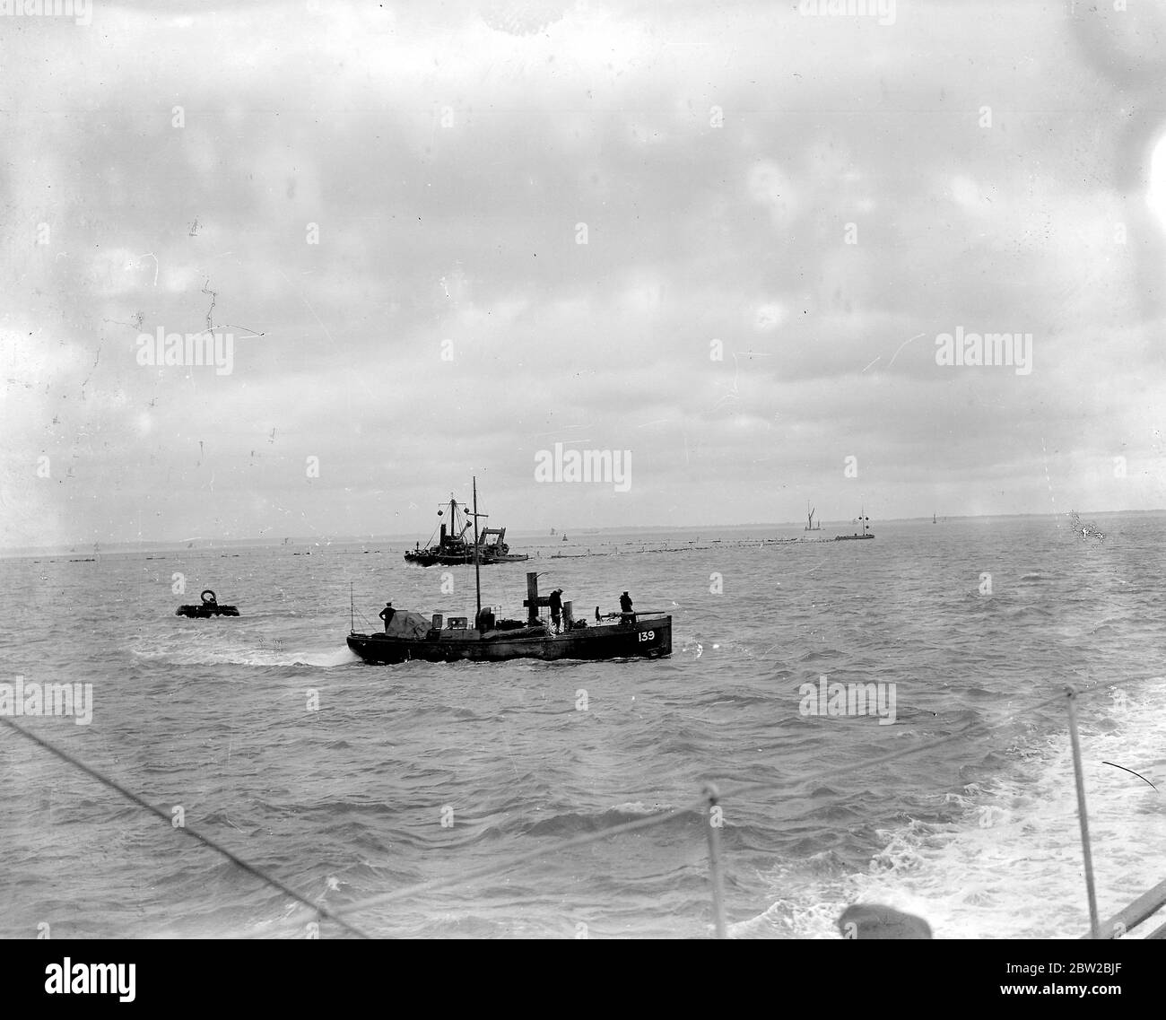 England's Mobilisation. Armed despatch Boat (139) at Sheerness in front of a boom defence boat. 1914 Stock Photo