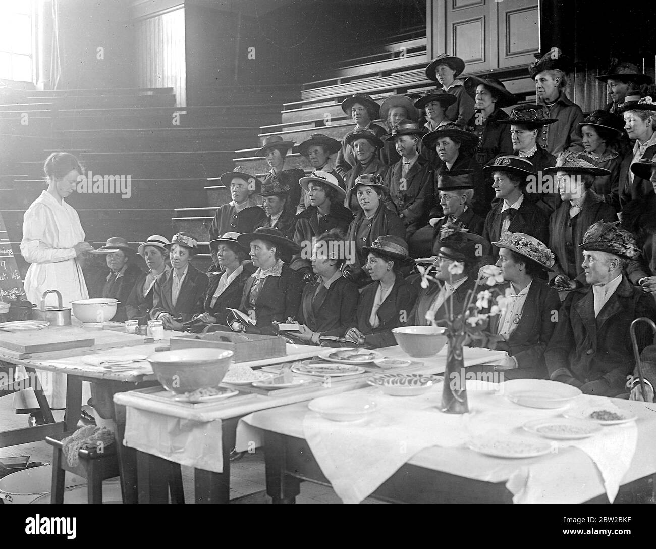 War time economy and food saving classes at the Northern Polytechnic. May 1917 Stock Photo
