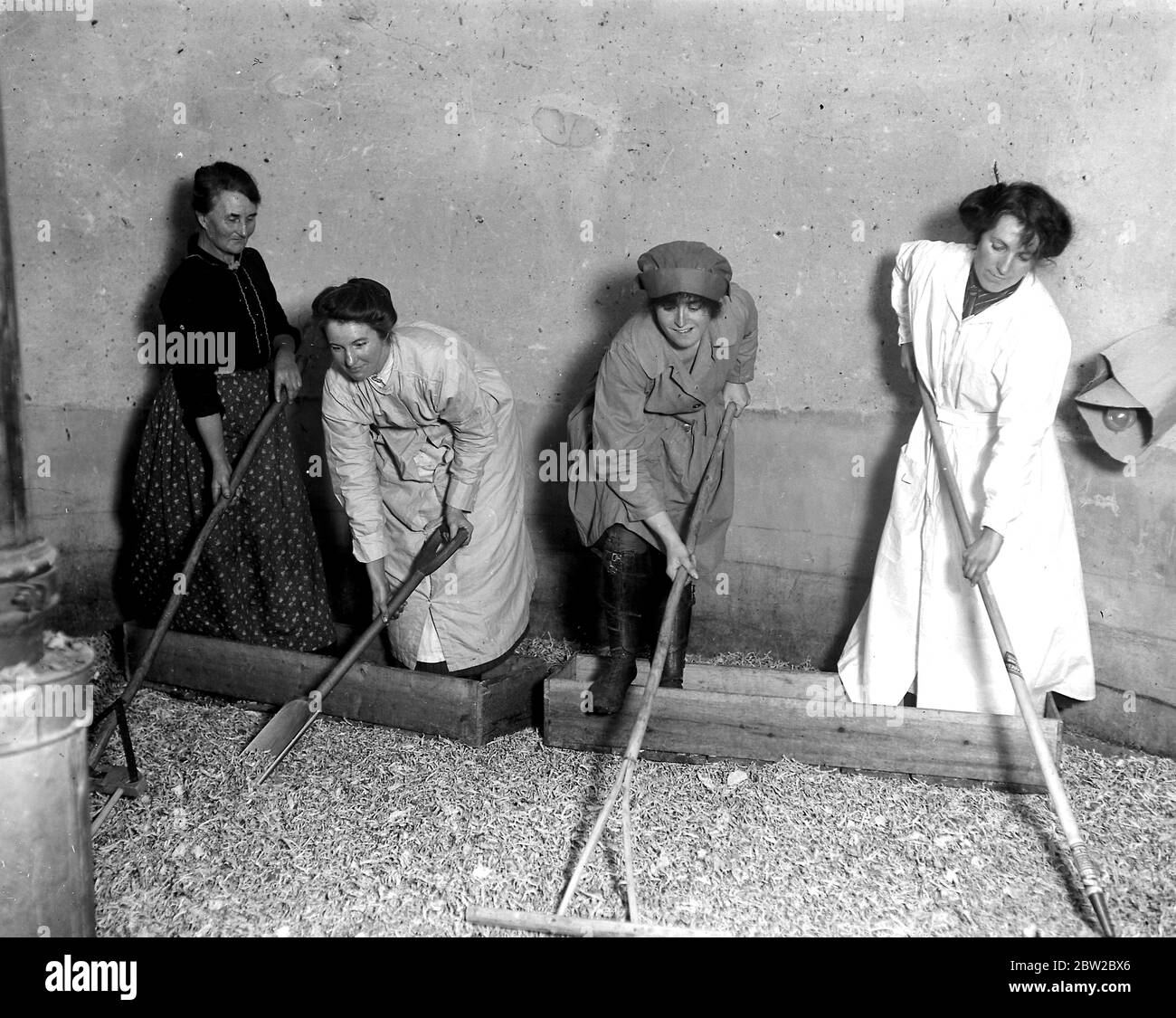 Old hop kilns used in a new village industry in kent - A vegetable drying factory has been organised by the ministry of food, where women are taught to dry all sorts of vegetables in case of any shotage during the coming spring. 2nd Feburary 1918 Stock Photo