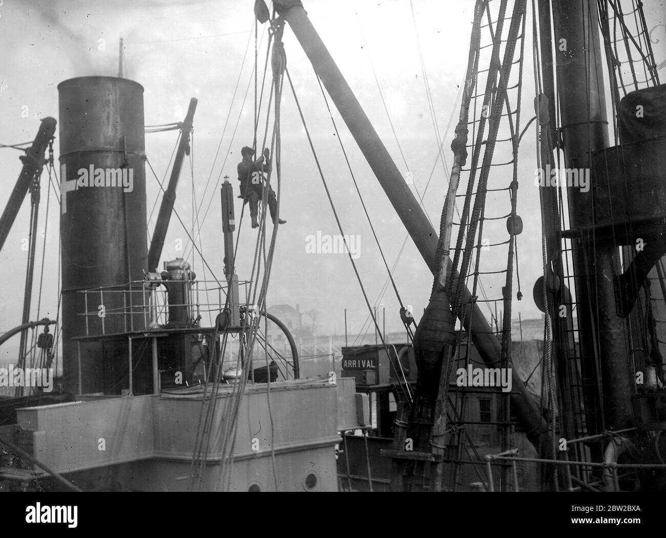 Cleaning away the sunken vessels at Ostend. 22nd November 1918 Stock Photo