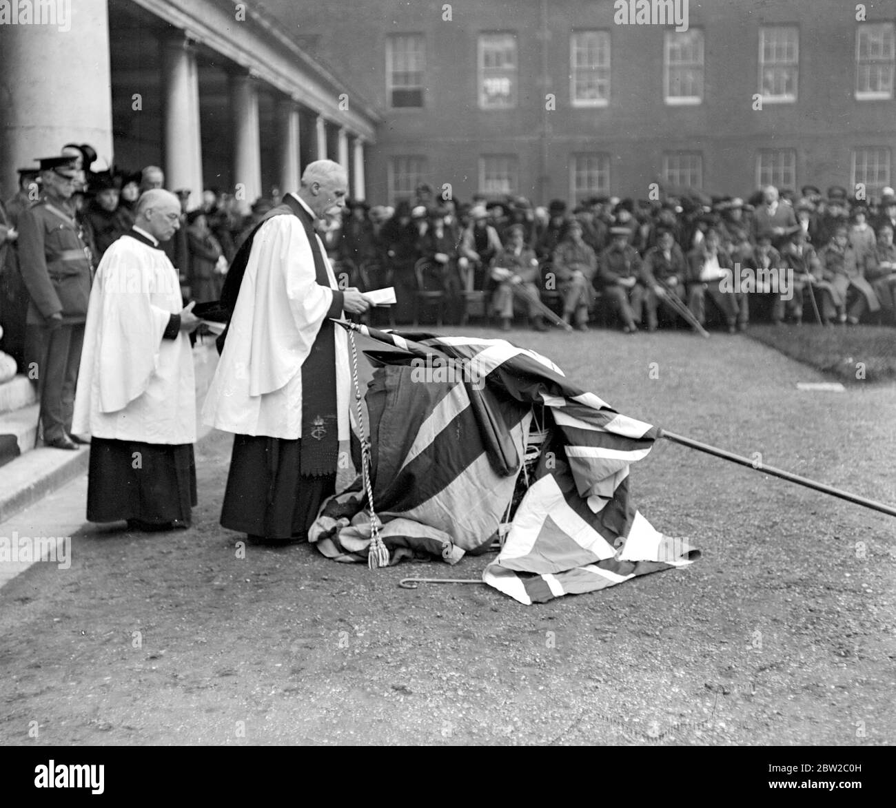Princess Henry of Battenberg presents a silk Union Jack and Silver Shield to a contingent of newfound Troops. 10 November 1916 Stock Photo