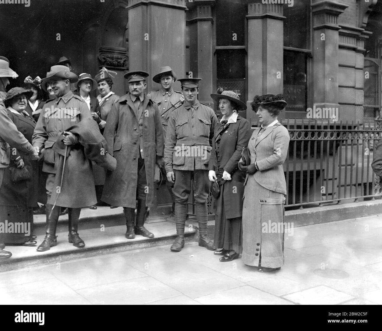 Australians at the Anzac Rooms opened in Victoria Street for the use of Australian and New Zealand Soldiers in London. 1914-1918 Stock Photo