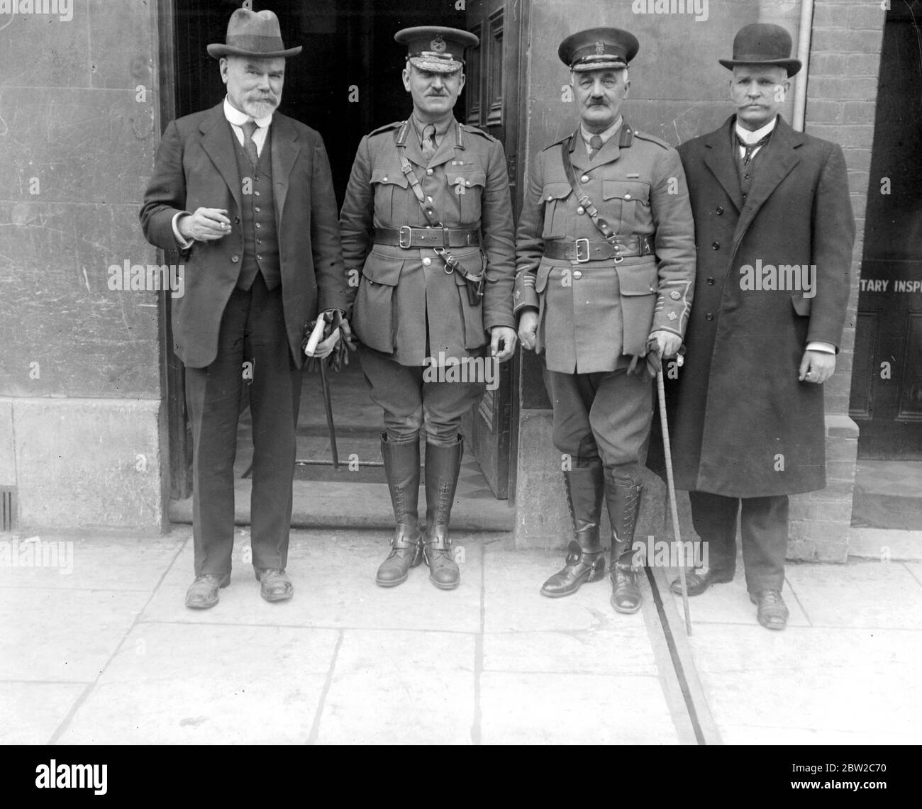 The King inspects New Zealand Troops on Salisbury Plain. left to right, Mr Andrew Fisher, Lieut-Col. Hall, General Richardson and Sir Joseph Ward. 1 May 1917 Stock Photo
