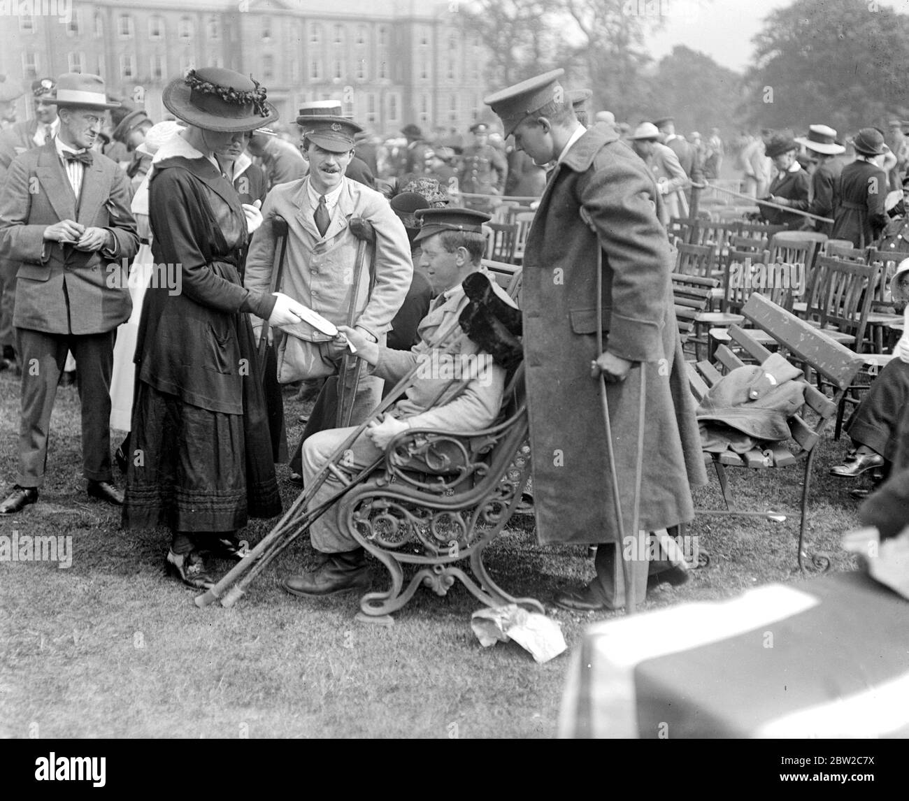 Royal visit to The West Riding. miss Vauce receives her bother's D.S.O. - showing it to some wounded Soldiers. 1 June 1918. Stock Photo
