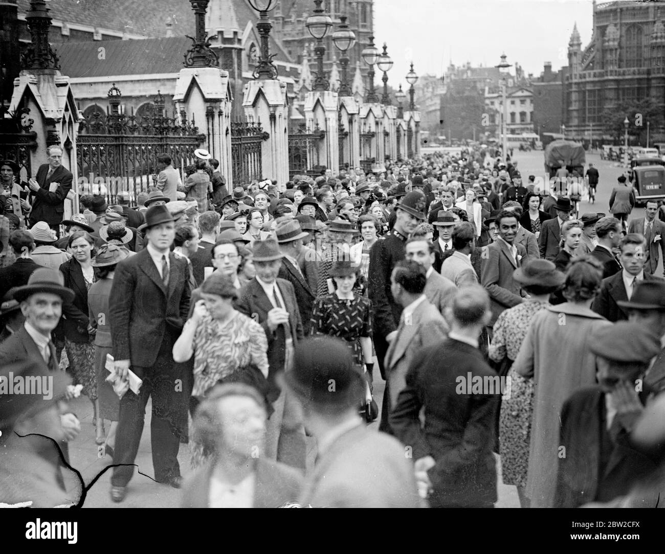 The crowd gathers outside Parliament as both Houses met this afternoon (Saturday) to pass the Bill empowering the Government conscript men between the ages of 18 and 41. 2 September 1939 Stock Photo