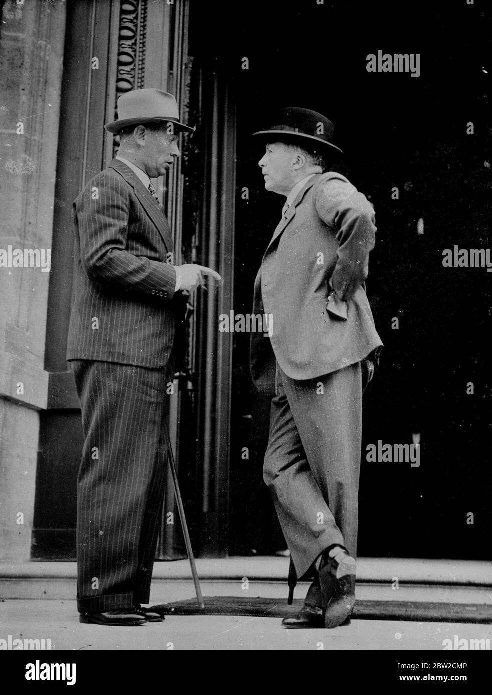 Sir Eric Phipps (right) the British Ambassador to Paris, and, Mr Juliusz Lukasiewicz [ Lukasiewicz ], the Polish Ambassador in earnest conversation outside the Foreign Ministry in Paris after they had had interviews with Mr Georges Bonnet, the French Foreign Minister. 25 August 1939 Stock Photo