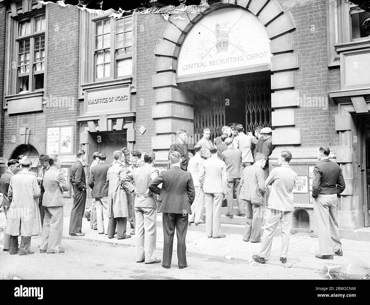 Men rush to join the Army. Would be army recruits at the Central Recruiting Depot in New Scotland Yard today (Saturday). The men were told that the Army has at present all the men it needs and those desirous of joining should wait to be called up. 2 September 1939 Stock Photo