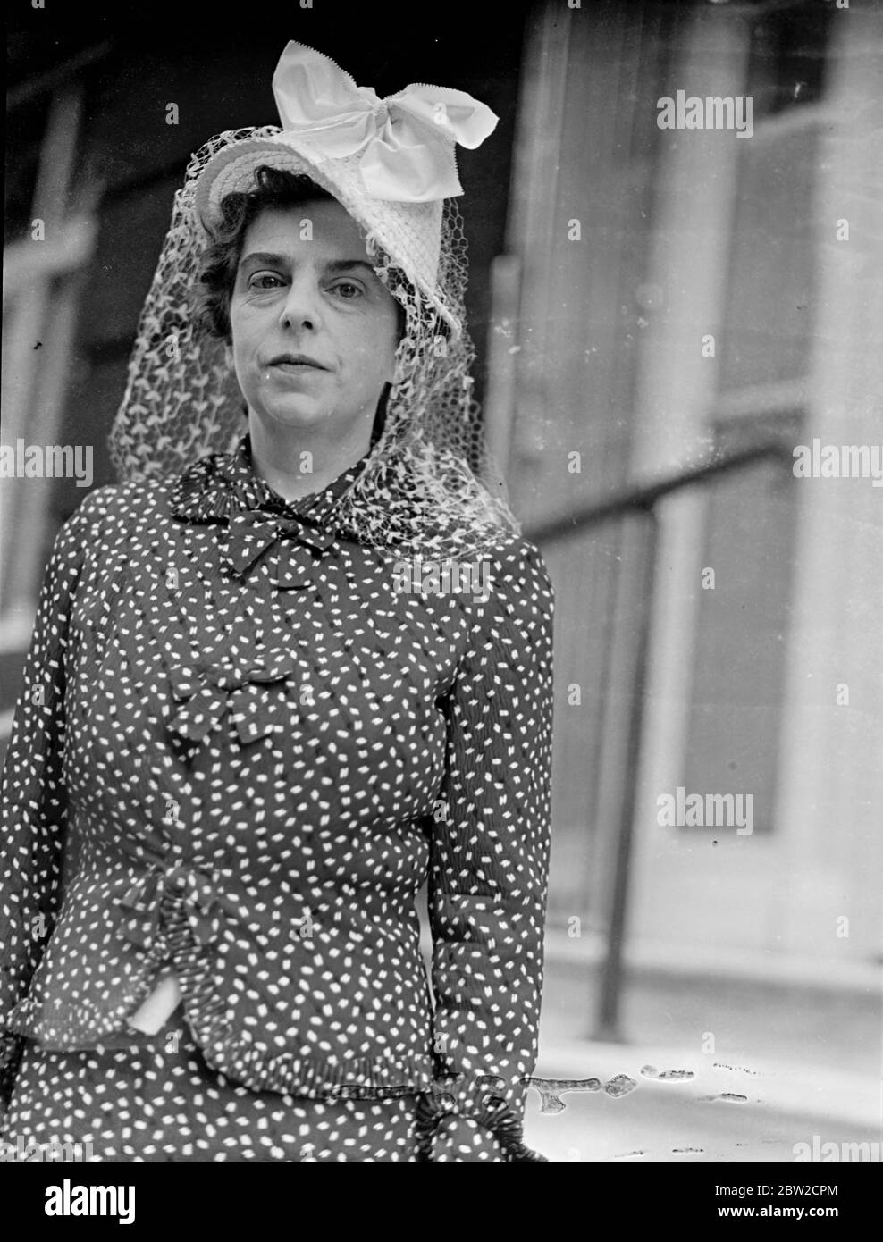 A variation of the old-time poke - Bonnet worn by Lady Derwent during a walk in the West End of London. 19 June 1939 Stock Photo