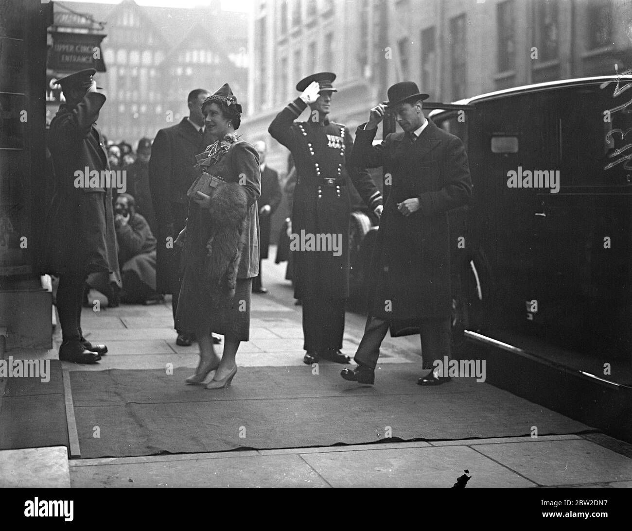 King and Queen at wounded ex-servicemen concert at Palladium. The King and Queen attended the Coronation Commemoration Concert for 3000 wounded ex-servicemen at the Palladium London. With them was Queen Ena (Victoria Eugenie of Spain). Photo shows, the King and Queen arriving at the Palladium concert. 23 November 1937 Stock Photo