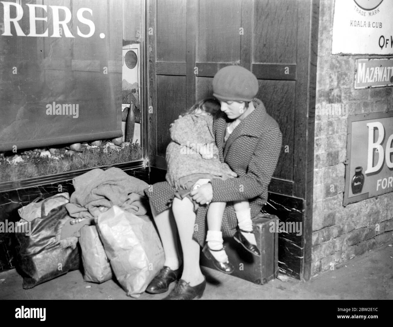 Tired children waiting at London Bridge Station for a train to take them hop picking in Kent. 1933 Stock Photo