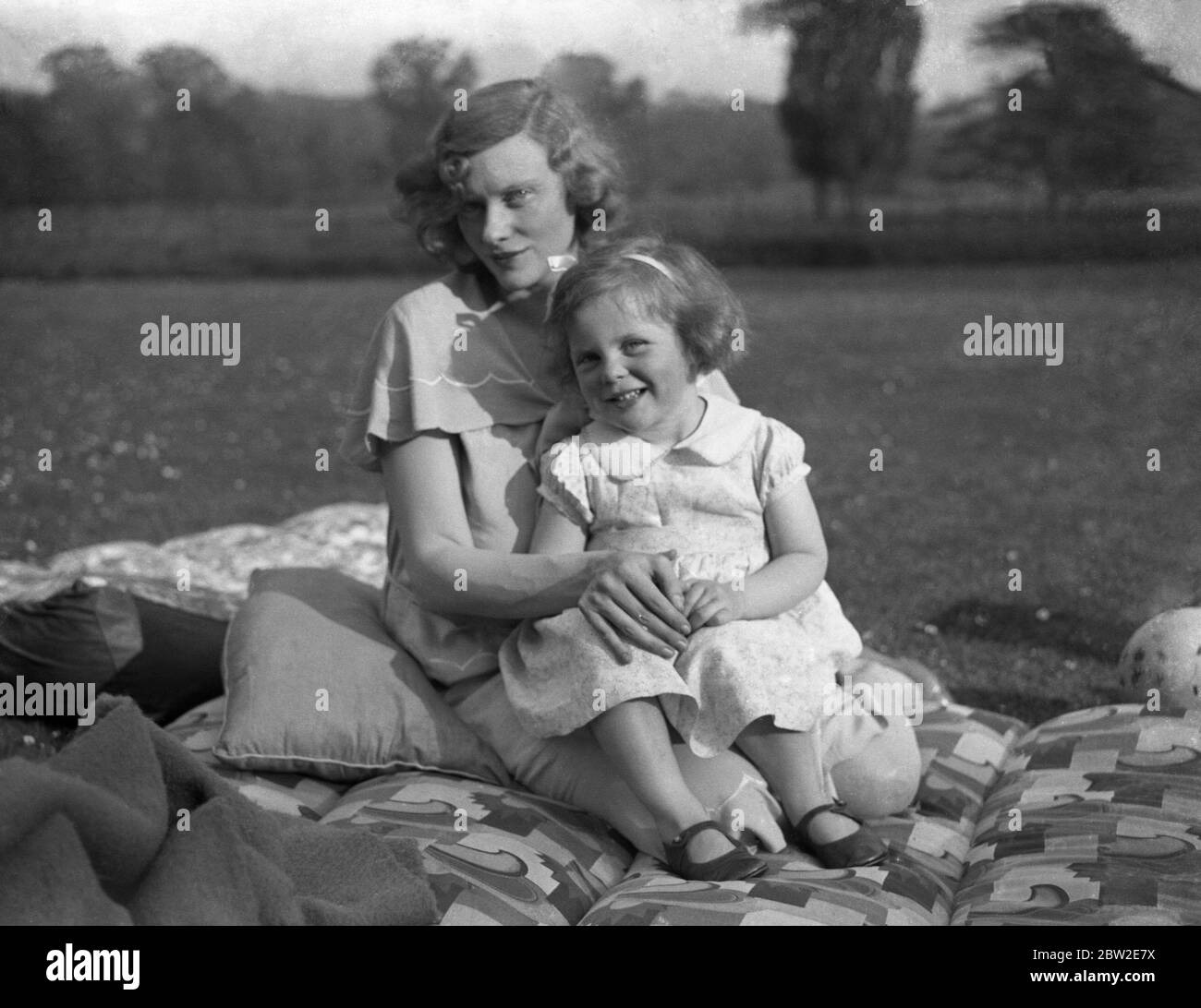 Lady Dufferin and daughter Caroline Blackwood, aged 3. 1934 Stock Photo