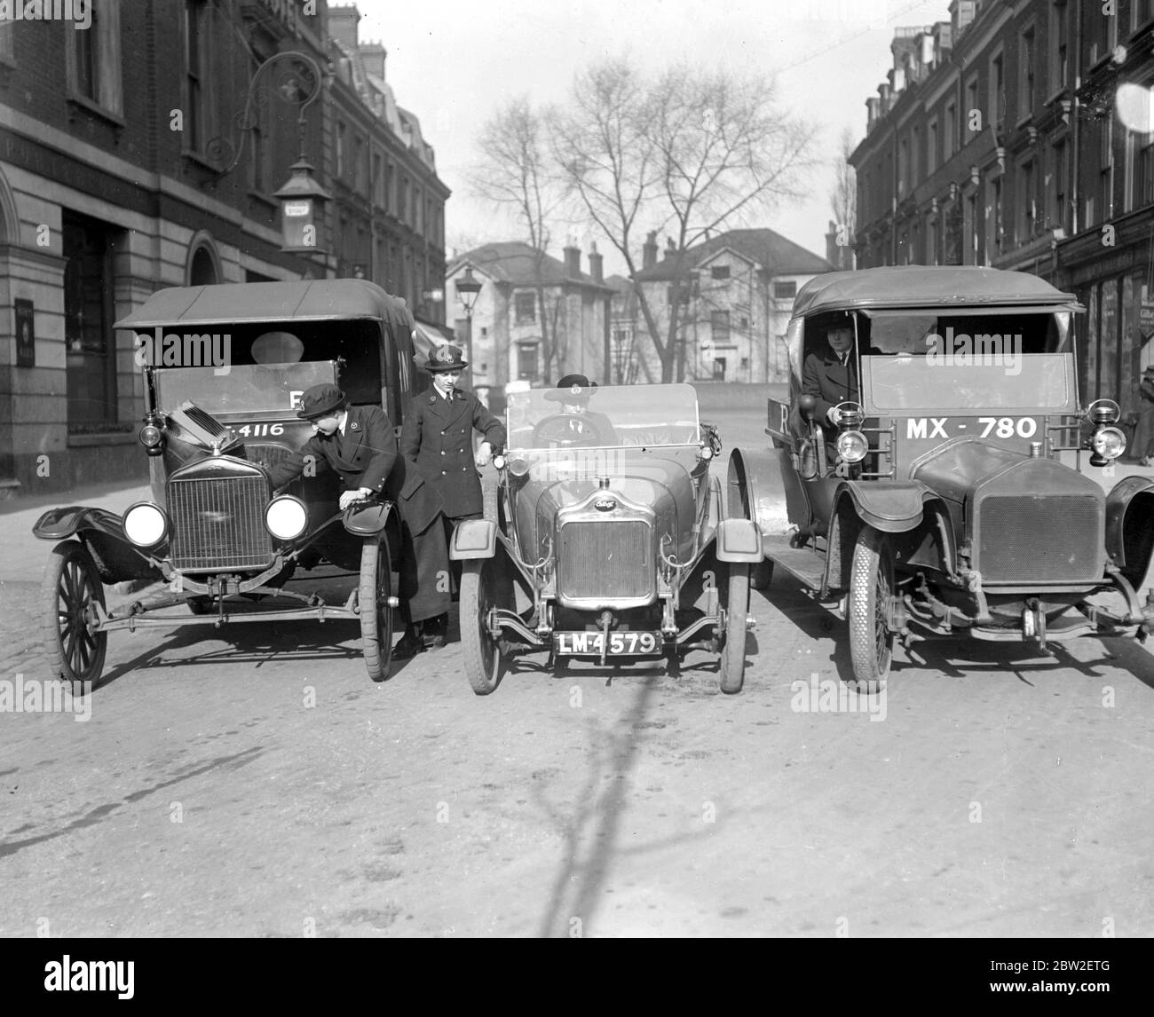 Wrens, Car drivers. April 1918 Stock Photo