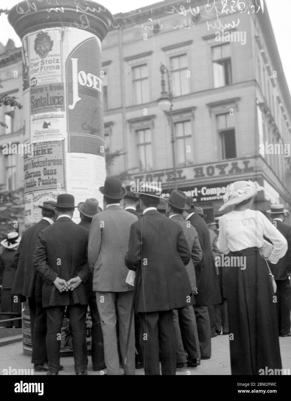 Berlin. Reading war bulltins in Unter Den Linden. 1914 - 1918 Stock Photo