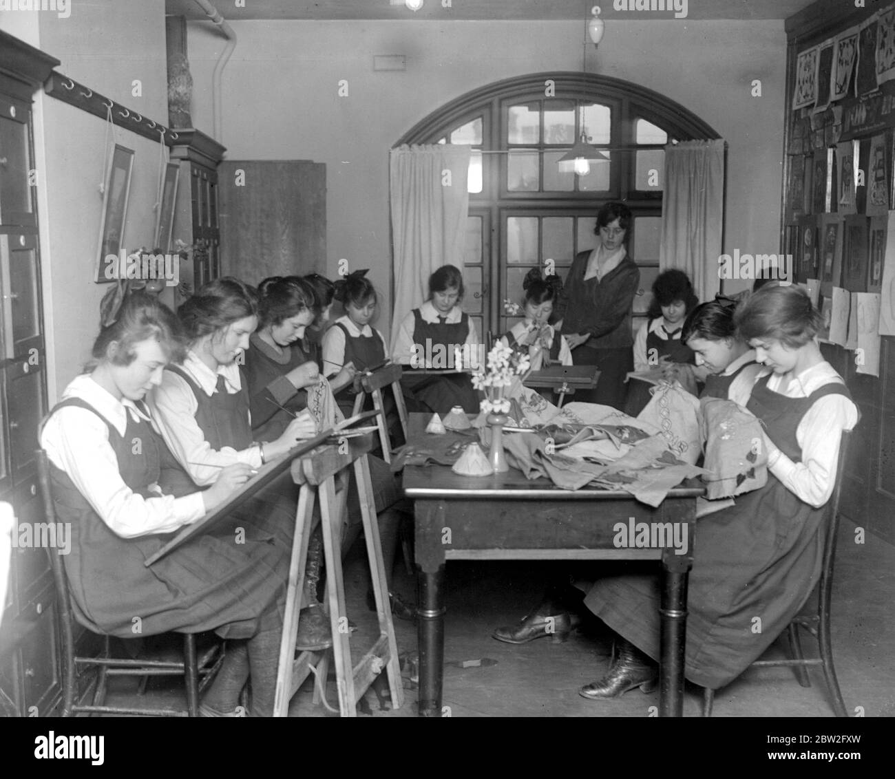 selfridge-s-continuation-school-the-art-class-sketching-and-needlework-27-february-1920