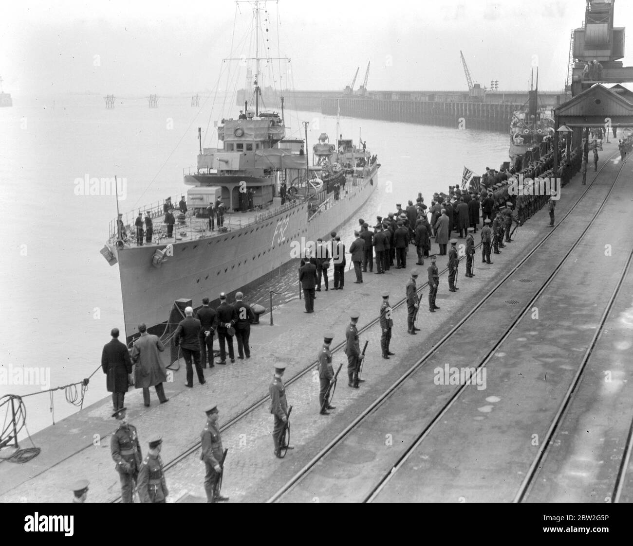 Home coming of Unknown Soldiers on H.M.S. Verdun on way home to England. At Admiralty Pier, Dover. After a 19-gun salute was fired from Dover Castle. after she tied up at Admiralty Pier General Sir John Longley supervised the six high ranking officers from the three Armed Services to bring ashore the coffin. 11 November 1920 Stock Photo