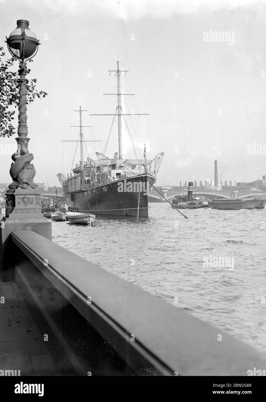 H.M.S. President riding on high tide, Victorian Embankment. 7 September 1933 Stock Photo