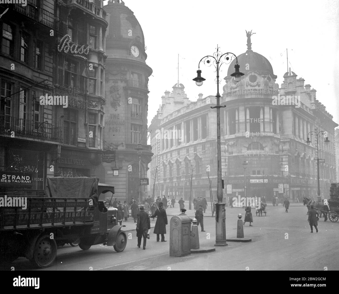 London - Strand At Wellington Street. 25 February 1931 Stock Photo