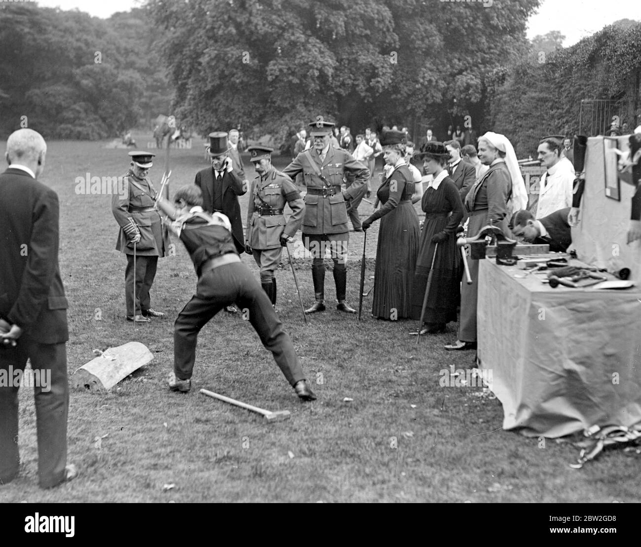 Royal visit to Roehampton Hospital where soldiers lost limbs are replaced by mechanical substitutes. Chopping log of wood. 30 July 1918 Stock Photo