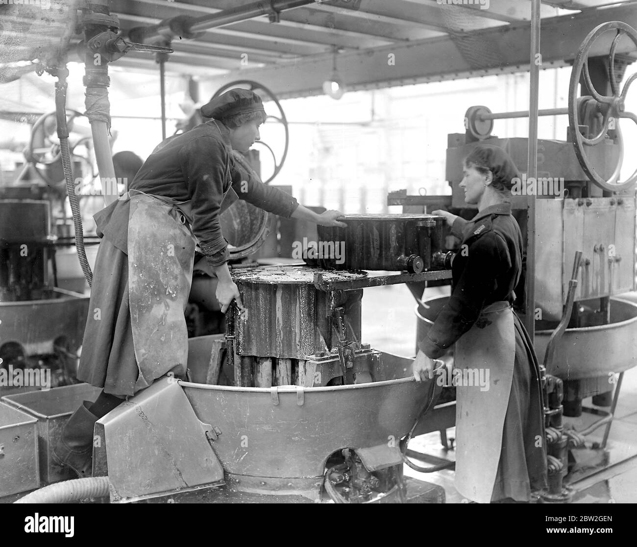 Royal Navy Cordite Factory at Holton Heath. Moulding Gun Cotton - The girl on the left was awarded the O.B.E. for bravery in the factory. 26th March 1919 Stock Photo