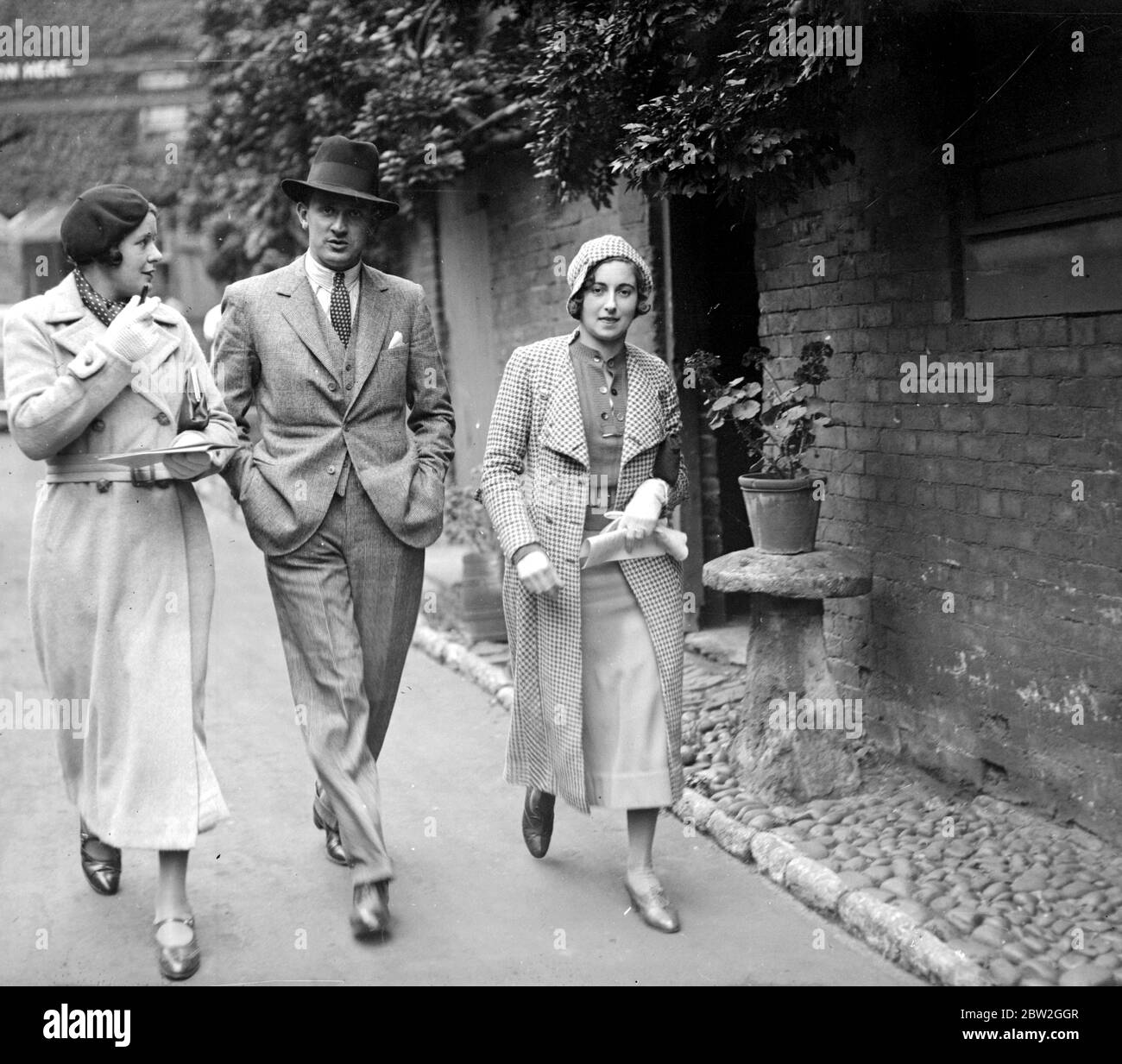 Basset Hound show at Banbury. Miss Seymour Williams, Mr Milton and Miss Ruth Holsworth. 24 october 1934 Stock Photo