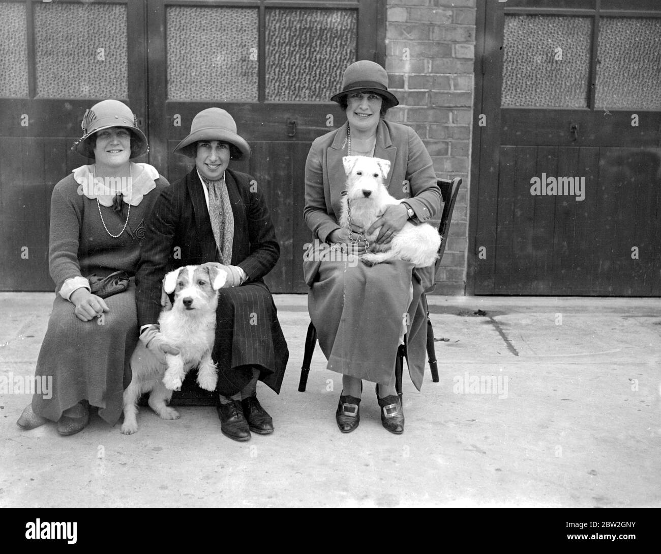 Midland Sealyham Club's Show at Rugby. Mrs Forsyth-Forrest (right), Miss Mann Thomson (left) and Miss brooke with Miss Smith and Bit of Swank. 21 May 1924 Stock Photo
