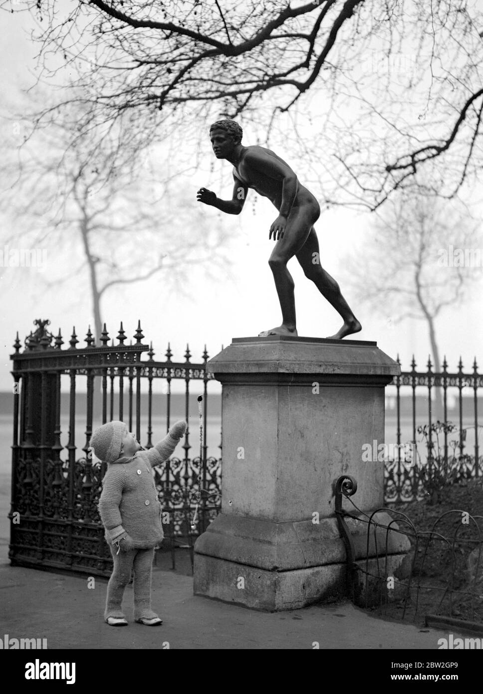 London. Herculaneum one of the pair of wrestlers at entrance to Embankment Gardens. 24 February 1928 Stock Photo