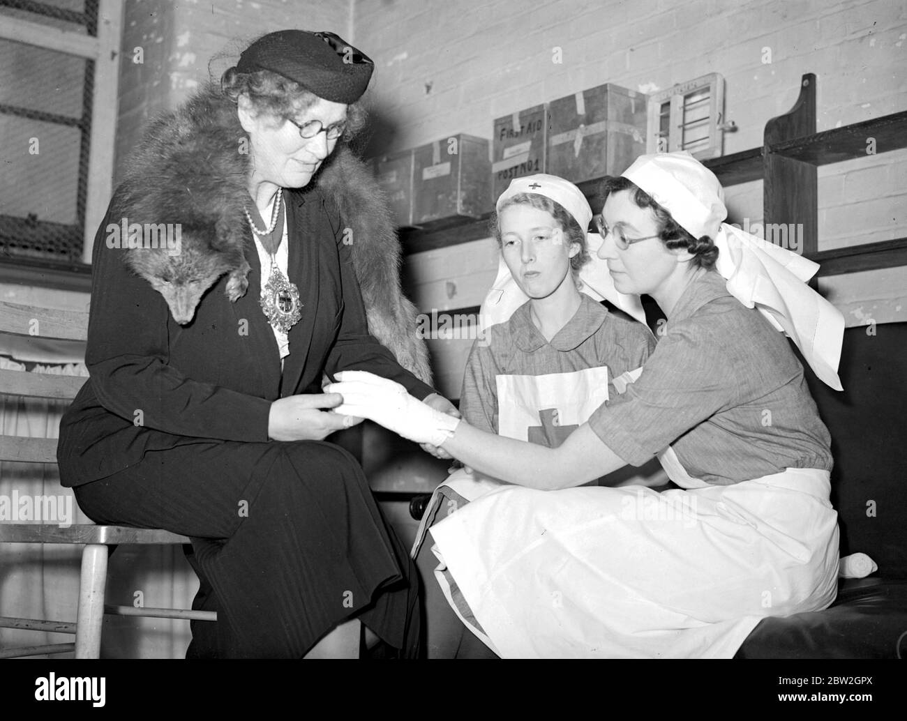 War Crisis, 1939 - Air Raid precautions . The Mayoress of Chelsea , Councillor Mrs L. Hartnell, on her visit to the air raid precautions First Aid Post, College of St Mark's and St John's. 14 November 1939 Stock Photo