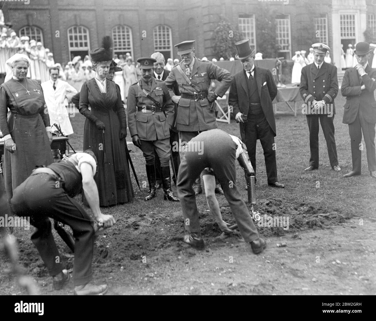 Royal visit to Roehampton Hospital where soldiers lost limbs are replaced by mechanical substitutes. Digging. 30 July 1918 Stock Photo