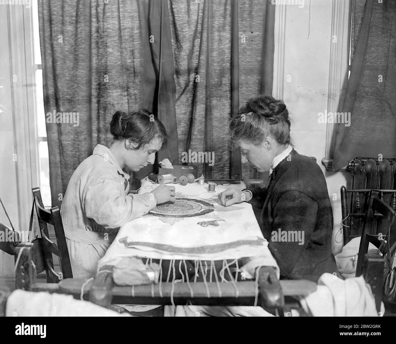 Making banners for the Old contemptibles at (Albert Hall) at the Royal Schools of Art Needlework. December 1917 Stock Photo