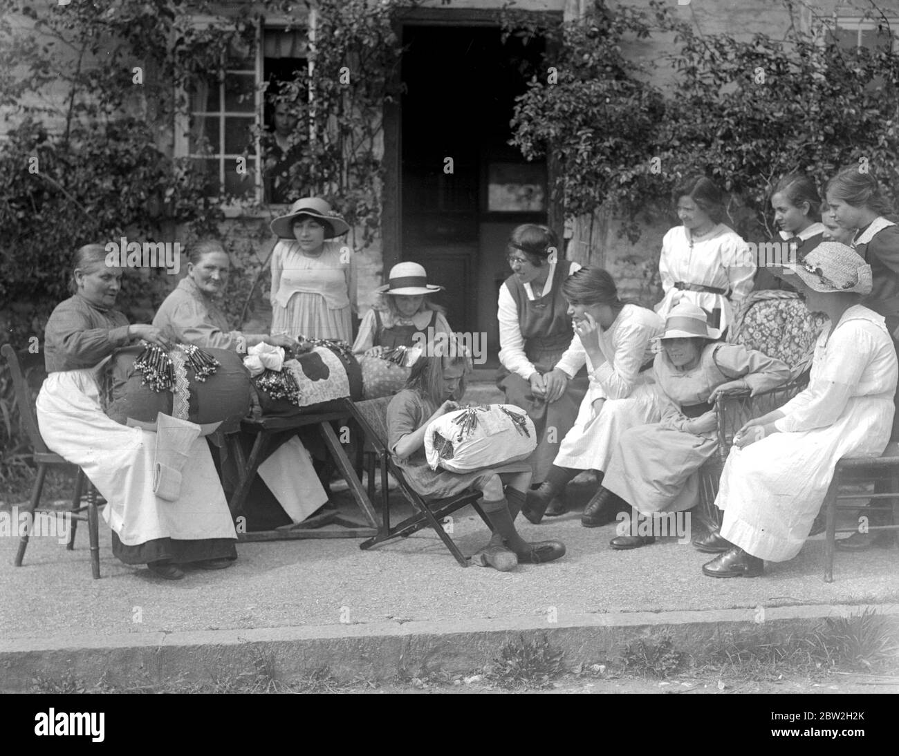 Lady Inglefield 's Lace School for cripple girls at Long Crendon , Bucks . 4 August 1920 Stock Photo