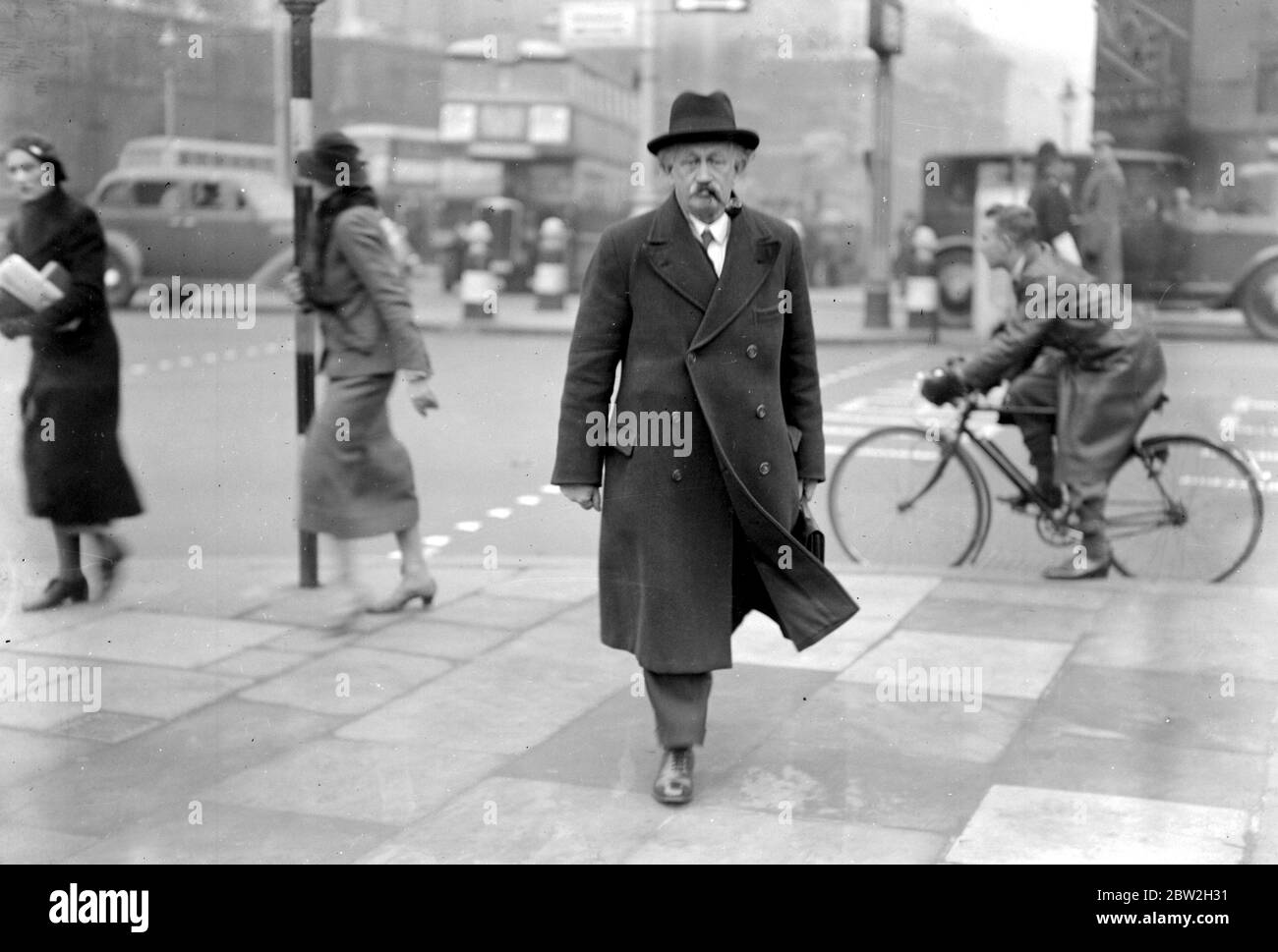 Westminster - New members arrive and Election of Leader of the Labour Party. Mr Neil Maclean. 26 November 1935 Stock Photo