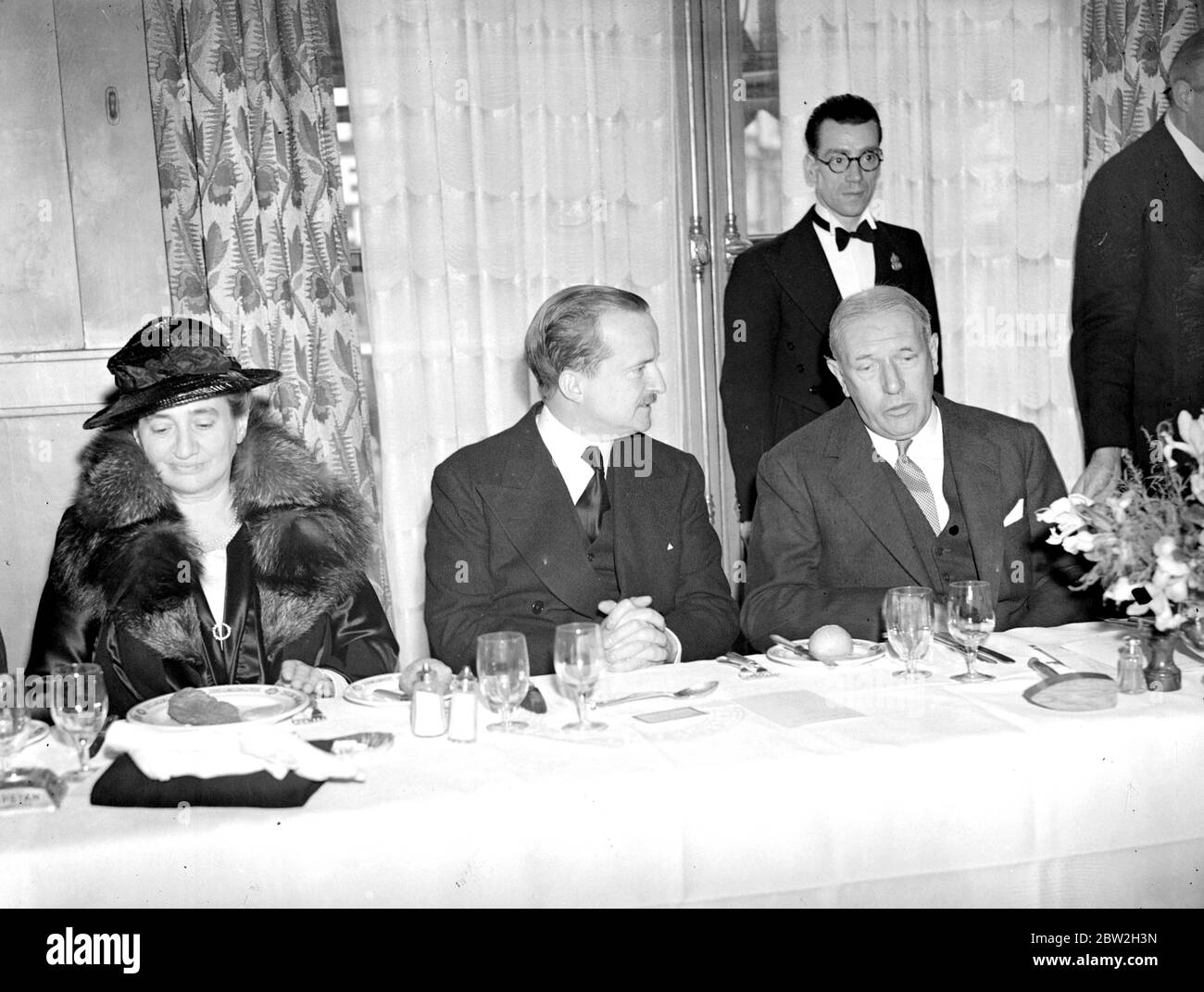 English speaking union luncheon. Mr Duff Cooper (Minister of Information) and Lord Camrose. 23 May 1946 Stock Photo