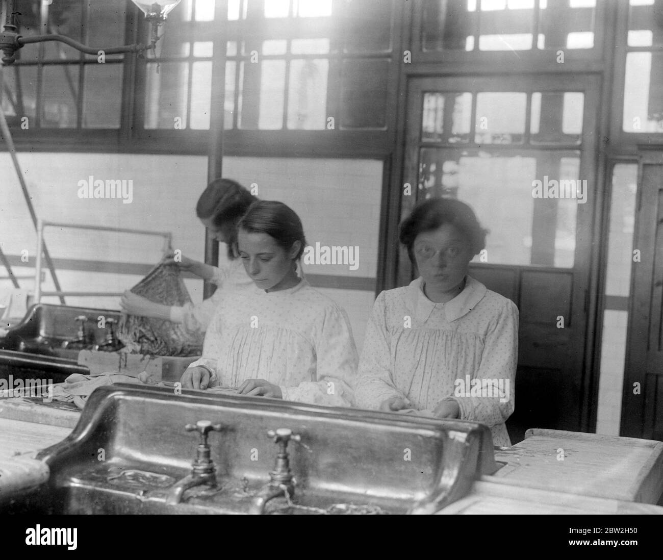Laundry classes at The Borough Polytechnic at the washtub. 16 September 1920 Stock Photo