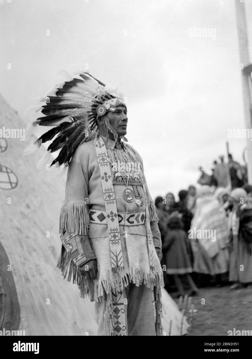 The Royal tour of Canada and the USA by King George VI and Queen Elizabeth , 1939 An Indian chief waits to greet the King and Queen Stock Photo