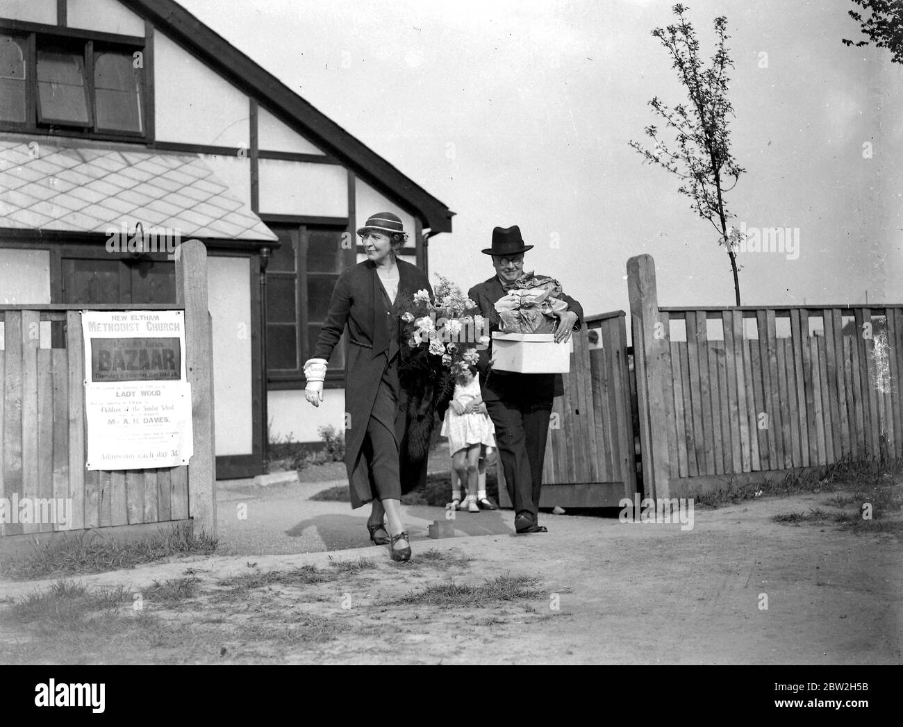 Kingsley Wood carrying parcels. 1934 Stock Photo Alamy