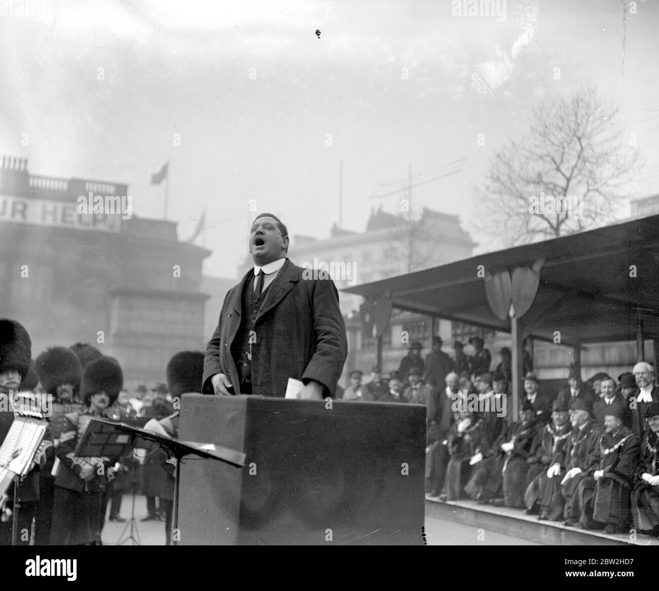 The big war loan meeting in Trafalgar Square. Will Thorne addressing the crowd. 15 February 1917 Stock Photo