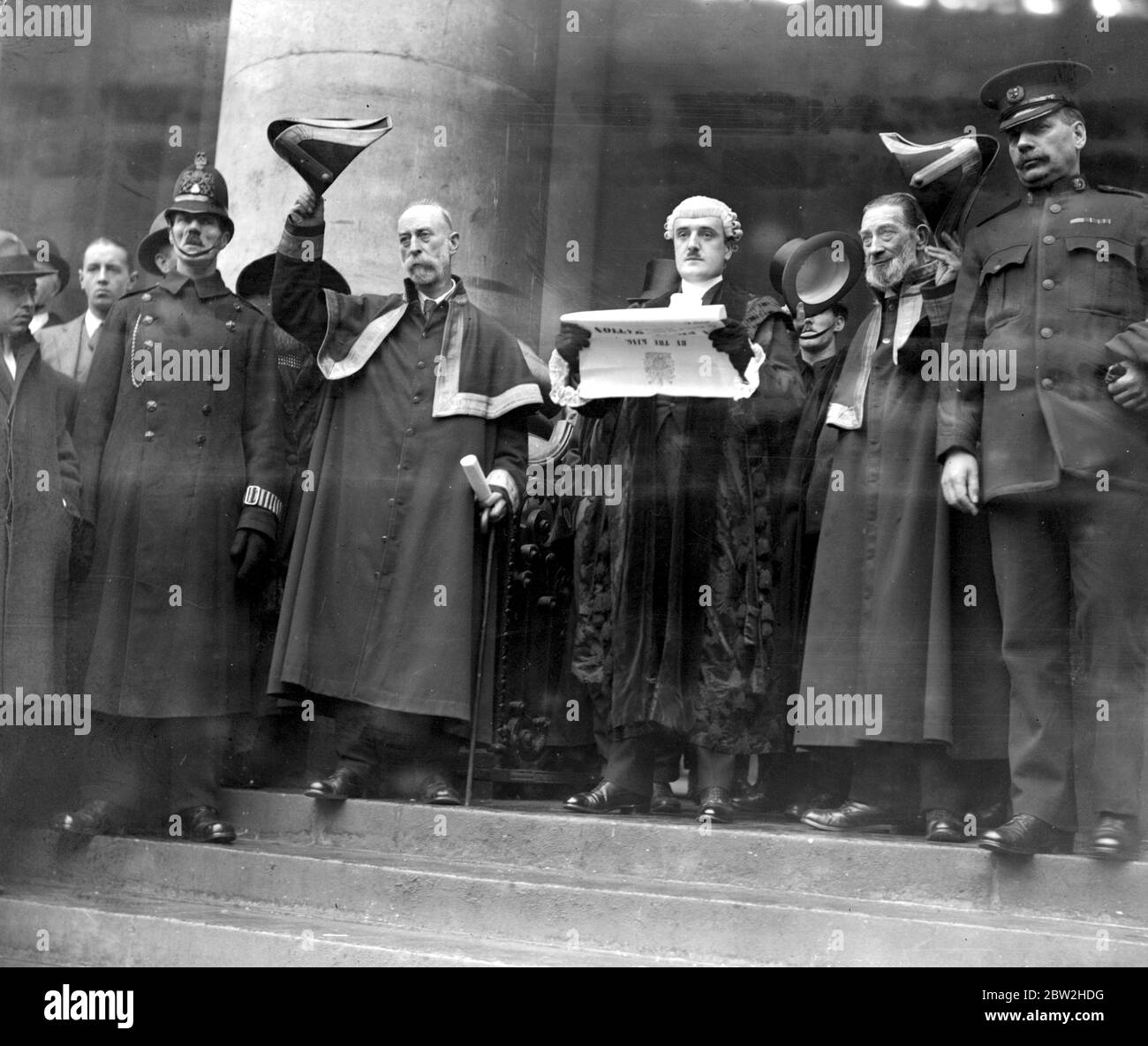 The Royal proclamation of the dissolution of Parliment read from the steps of the Royal Exchange. 28 October 1922 Stock Photo