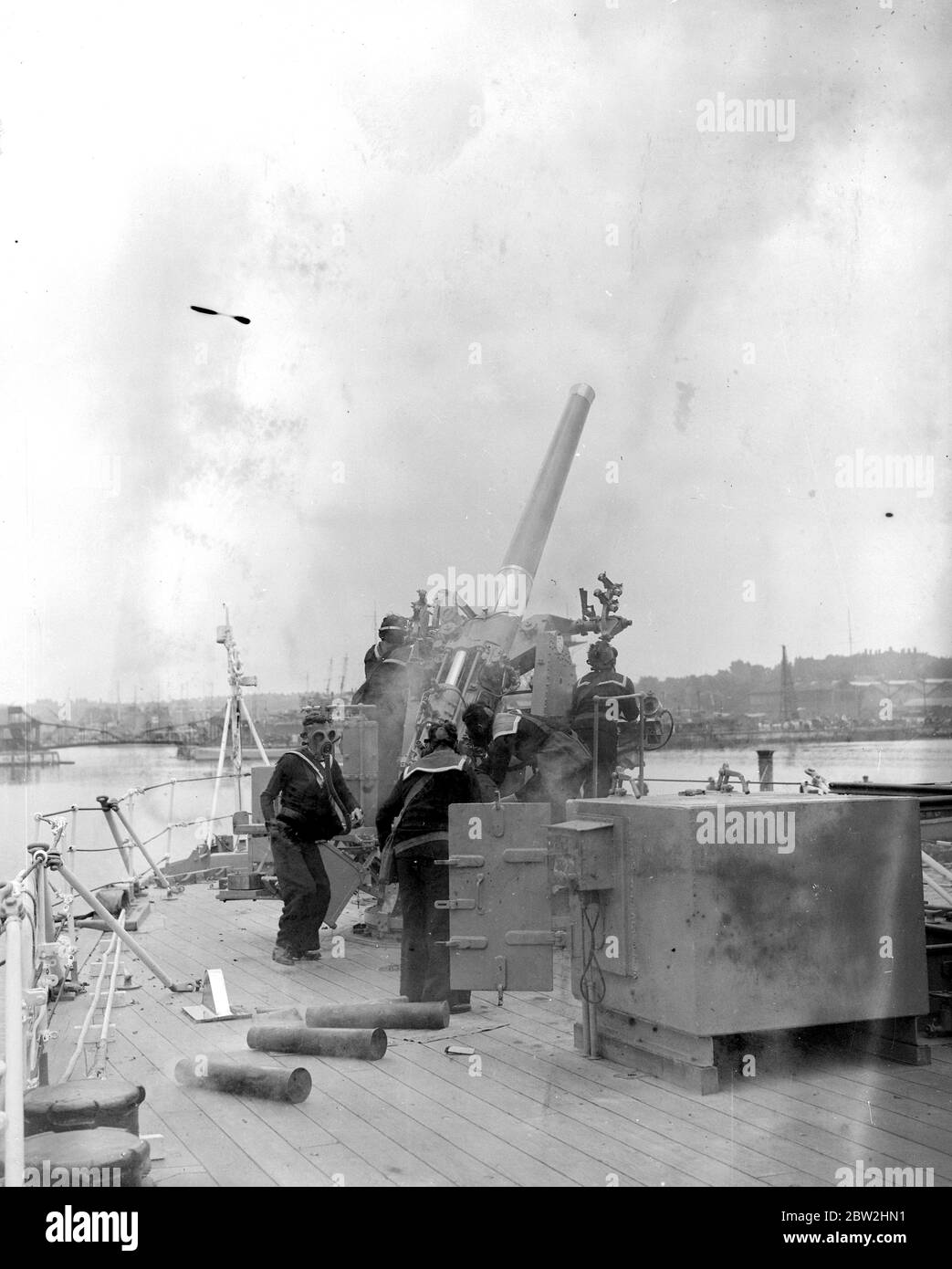 Chatham Navy Week. Anti Aircraft guns on H.M.S. Curlew. 29 July 1938 Stock Photo