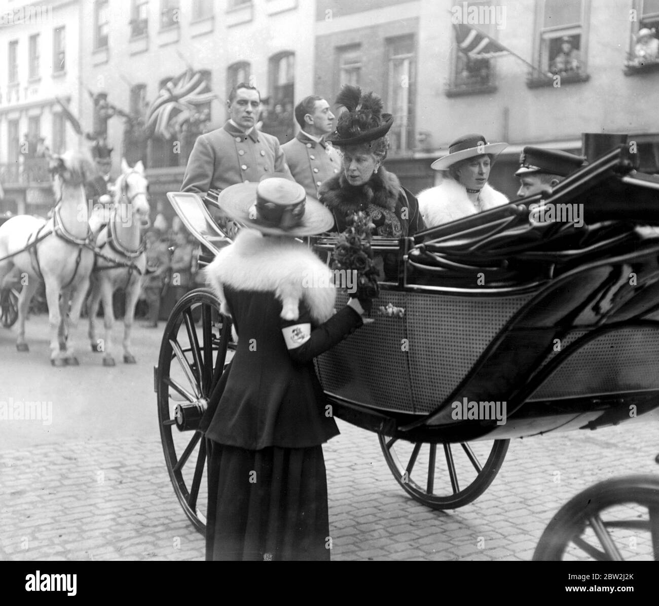 St George's Day at Windsor. Mrs Carteret Carey hands a bouquet to Queen Mary in her carriage . 21 April 1917 Stock Photo