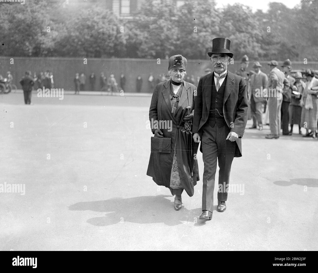 Inspection of the Yoemen of the Guard at St James Palace. Mr and Mrs ...