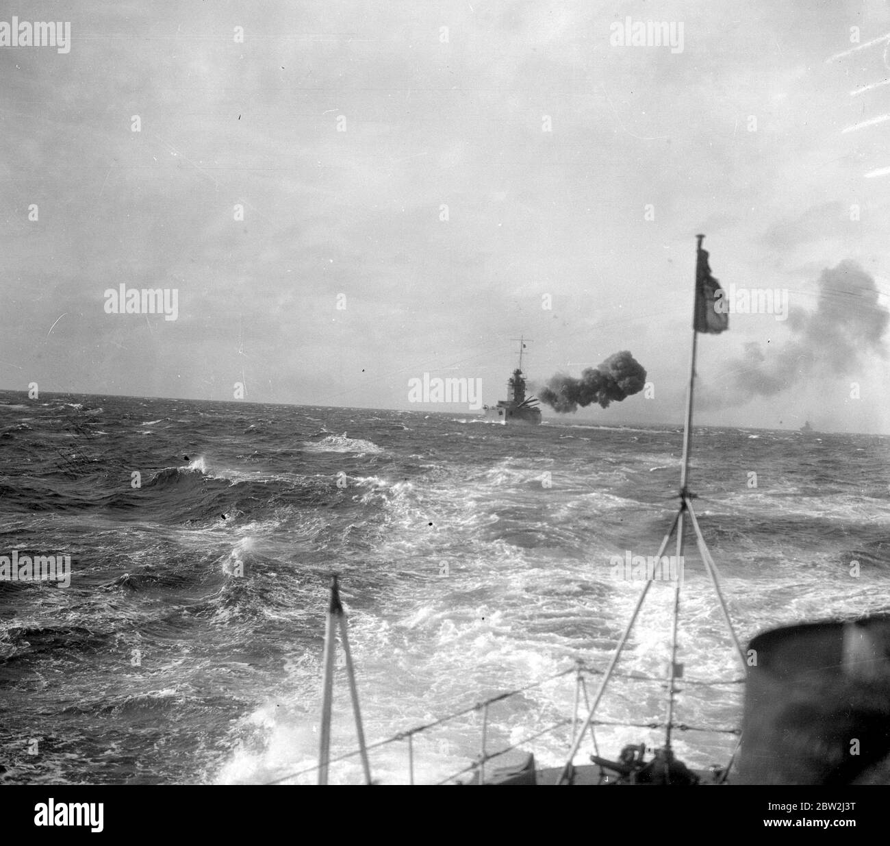 Battleship firing hi-res stock photography and images - Alamy